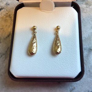 14 karat yellow gold dangling earrings
